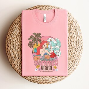 Disney Ariel Summer Vibes Shirt, Disney Summer Sweatshirt, Summer Holiday Gift, Summer Girls Trip Matching Shirt, Little Mermaid Tee immagine 4