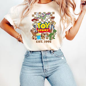 Toy Story Est. Sweat-shirt 1995, sweat-shirt personnages Toy Story, sweat-shirt ami Disney, sweat-shirt Disney Toy Story, amis de Toy Story image 1