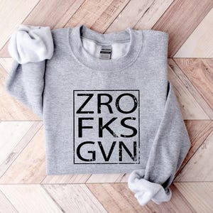 Camiseta "Zero Fucks Given", camiseta sarcástica y humorística, camiseta divertida para adultos, camiseta de Jack y Sally, camiseta de Pesadilla antes de Navidad, camiseta navideña imagen 2