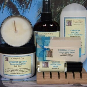 Pode incluir: Um conjunto de produtos para banho e corpo com aroma de coco caribenho. O conjunto inclui uma vela, manteiga corporal, sabonete de leite de cabra, lo&ccedil;&atilde;o para m&atilde;os e corpo e &oacute;leo de perfume. Todos os produtos s&atilde;o feitos &agrave; m&atilde;o em Portugal.