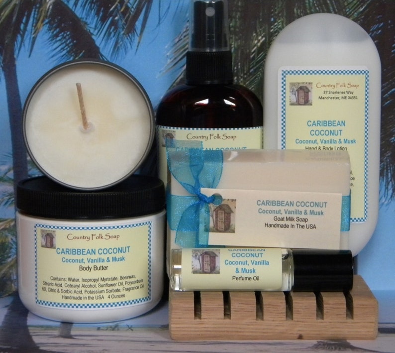 Pode incluir: Um conjunto de produtos para banho e corpo com aroma de coco caribenho. O conjunto inclui uma vela, manteiga corporal, sabonete de leite de cabra, lo&ccedil;&atilde;o para m&atilde;os e corpo e &oacute;leo de perfume. Todos os produtos s&atilde;o feitos &agrave; m&atilde;o em Portugal.