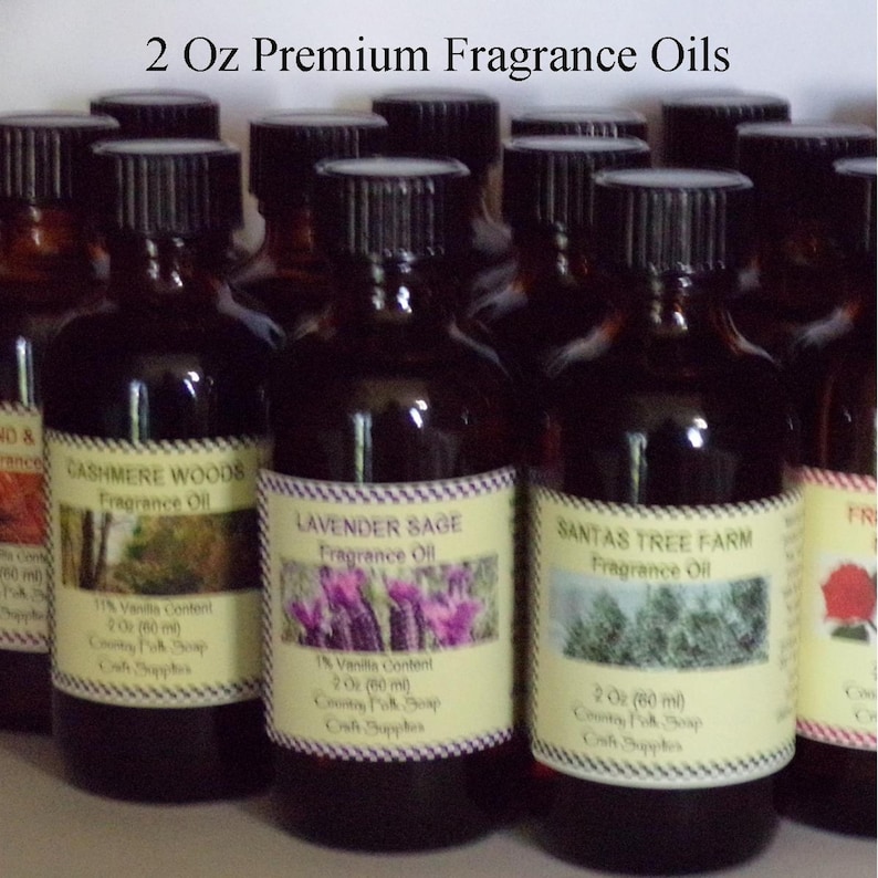 Pode incluir: Uma cole&ccedil;&atilde;o de frascos de vidro &acirc;mbar de 2 on&ccedil;as cheios de &oacute;leos de fragr&acirc;ncia premium. Os frascos t&ecirc;m etiquetas com diferentes aromas, incluindo Cashmere Woods, Lavender Sage e Santa's Tree Farm. Cada etiqueta apresenta uma pequena imagem relacionada ao aroma.