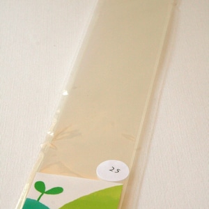 Puede incluir: Un paquete de 25 bolsas de pl&aacute;stico transparentes, sin &aacute;cido ni lignina. Las bolsas est&aacute;n empaquetadas con una etiqueta blanca que tiene un brote verde y el texto "crystal clear bags acid & lignin free" y "www.intheclear.etsy.com".