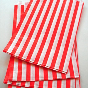 Peut inclure: Un lot de sacs en papier ray&eacute;s rouge et blanc. Les sacs sont en papier fin et de couleur rouge vif.