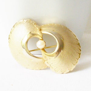 Vintage Pearl Brooch image 1