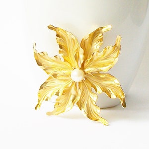 Vintage Pearl Flower Brooch image 1