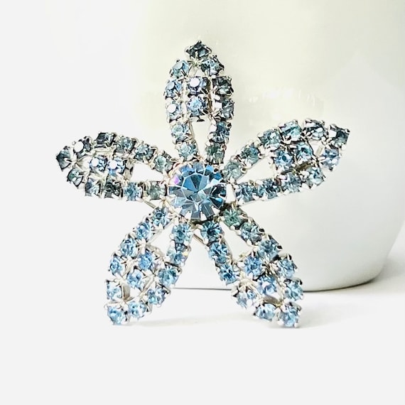 Broche Vintage Cristal Bleu Et Blanc – Métal Argenté – Style Rétro #K28