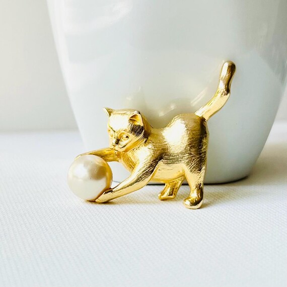 Vintage Cat Brooch: Faux Pearl Cat Pin