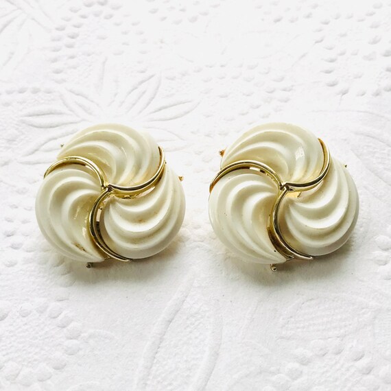 Vintage White Clip Earrings, Vintage LISNER Clip … - image 1