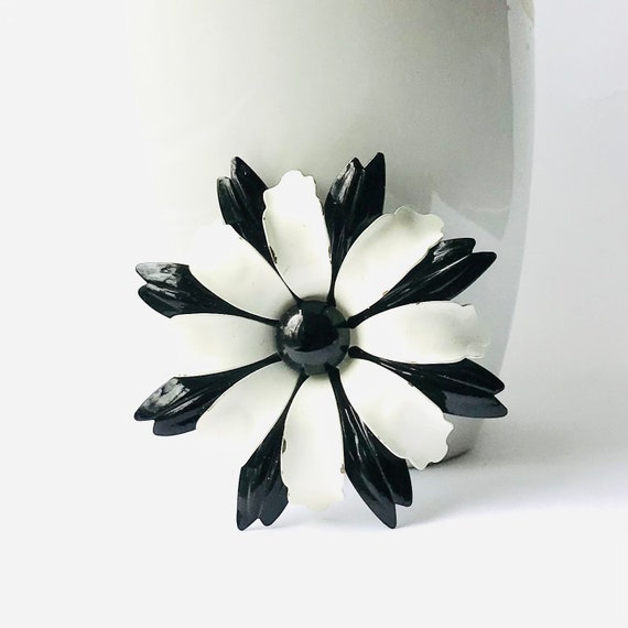 Vintage Black and White Flower Brooch, 1960 Flowe… - image 1