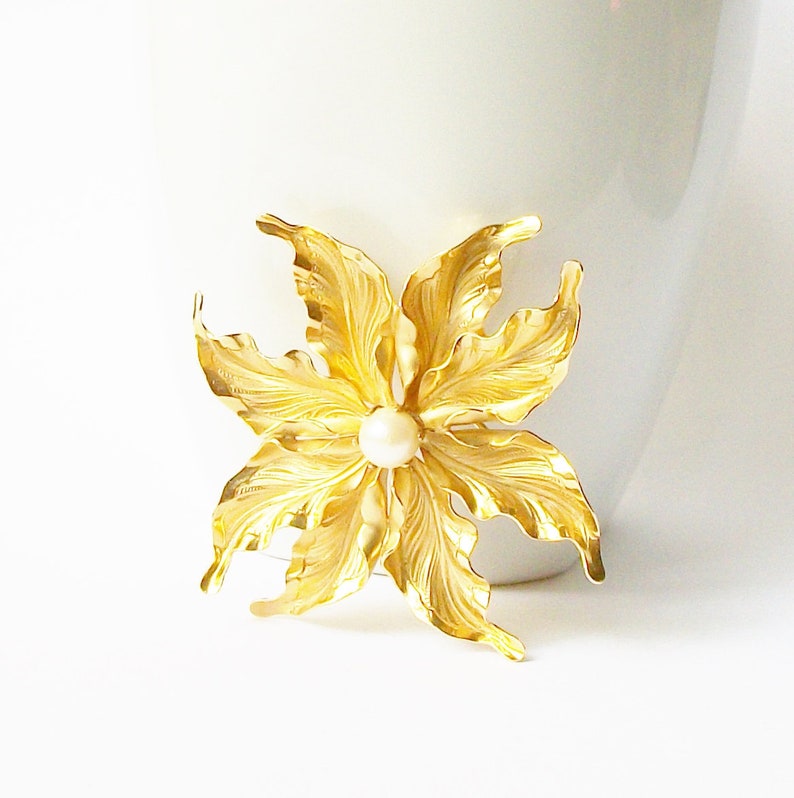 Vintage Pearl Flower Brooch image 1