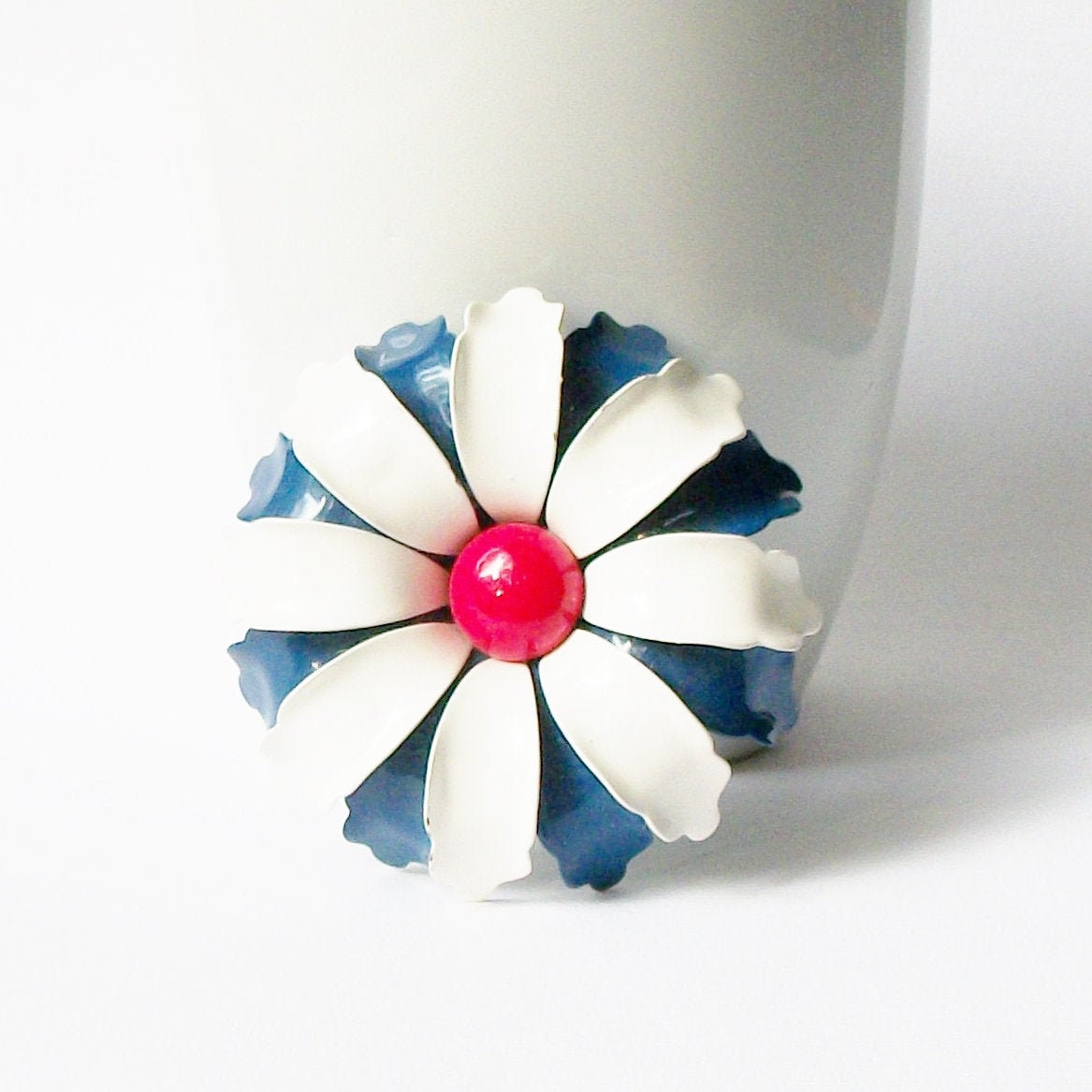Broche Vintage Fleur émail Rouge Et Blanc - Or Couleur - état Impeccable - Bijou Fantaisie Femme