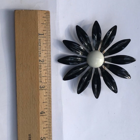 Vintage Black and White Flower Brooch, 1960 Flowe… - image 3