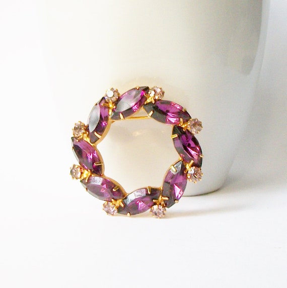 Broche Vintage Années 50 En Strass Violet Et Parme Sur Métal Doré - Occasion