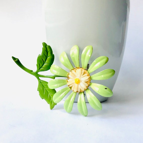 Vintage Green Flower Brooch with edelweiss flower… - image 1