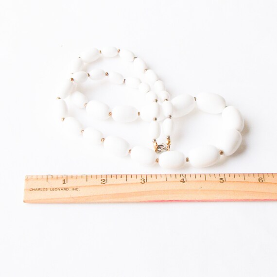 Vintage White Necklace, Vintage Graduated Bead 24… - image 2