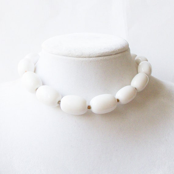 Vintage White Necklace, Vintage Graduated Bead 24… - image 1