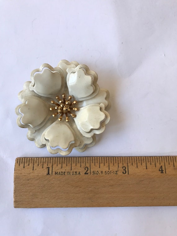 Vintage White Flower Brooch, 1960 Flower Power Pin - image 4