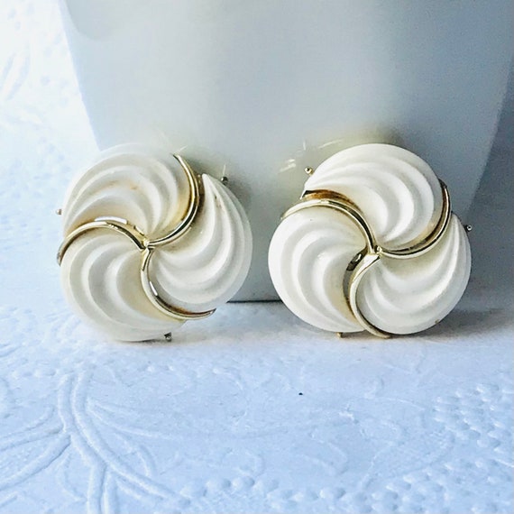 Vintage White Clip Earrings, Vintage LISNER Clip … - image 2