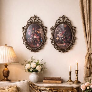 Italienischer Barock Konvexes Glas Floral Art Paar Verzierte Metallrahmen Vintage Luxus Wanddekor Statement Decor Hollywood Regency Rahmen