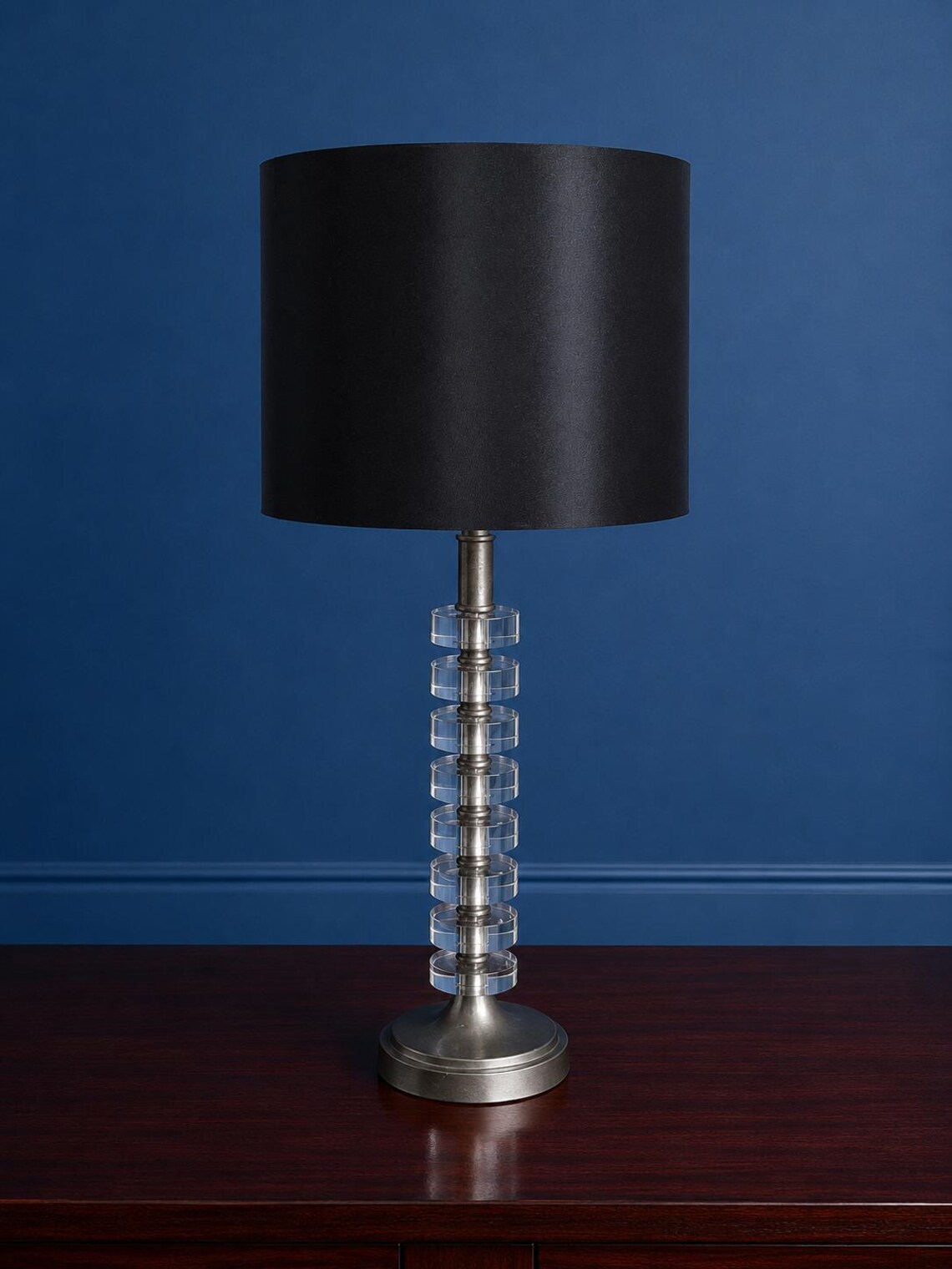 Vintage Stacked Acrylic Table Lamp Lucite Charles Hollis Jones Style Hollywood Regency Black Silk Shantung Drum Shade, photo 2 sur 5