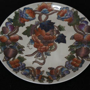 Vintage Chinoiserie Oriental Accent 10&quot; Hand Painted Plate Grapes and Ribbons
