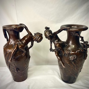 Seltenes Paar Auguste Moreau Bronze Figur Vasen Französischer Jugendstil Putti und Blumenrelief um 1900 Schwere Bronzeskulpturen