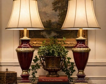 Luxus-Napoleon III Ormolu Urne Lampen Paar Faux Marble Neoklassische Statement Beleuchtung für Foyer Konsole Designer Decor