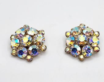 Pendientes de clip vintage de los años 50 de WEISS con pedrería iridiscente Aurora Boreal y diseño de racimo.