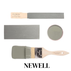 Pode incluir: Uma variedade de produtos Fusion Mineral Paint, incluindo uma lata de tinta, um pincel e raspadores de tinta. A tinta é de cor verde suave. A palavra "NEWELL" está impressa em preto na parte inferior da imagem.