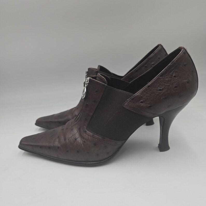 Y2K Donald Piliner bruine leren pumps met spitse neus en imitatie struisvogelreliëf maat 8 M afbeelding 3