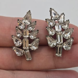 Pendiente de clip vintage de hoja grande con diamantes de imitación transparentes en tono plateado elegante y formal