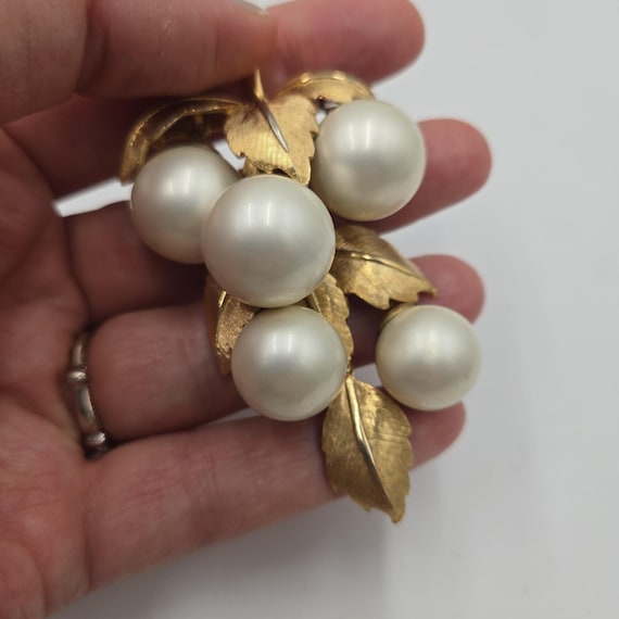 Broche Vintage Années 80 Alexandra - Grappe De Raisin En étain Et Ton Or, Création Artistique