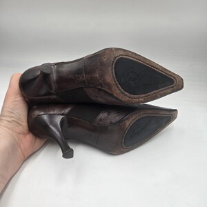 Y2K Donald Piliner bruine leren pumps met spitse neus en imitatie struisvogelreliëf maat 8 M afbeelding 6