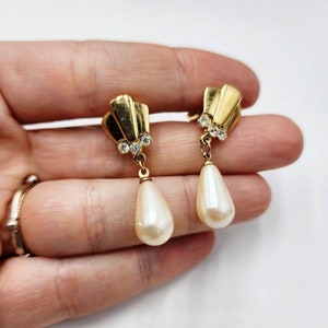 Vintage 1960'S Crown Trifari Goldtone Faux Pearl Rhinestone cuelga los pendientes de clip