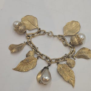 Vintage 1960s Leaf Charm Bracelet Gold Tone Heavy Faux Glass Pearl 7&quot; Chunky