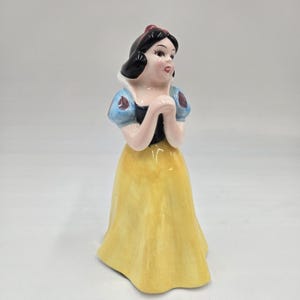 Vintage Walt Disney Productions Snow White Ceramic Porcelain figurine Japan