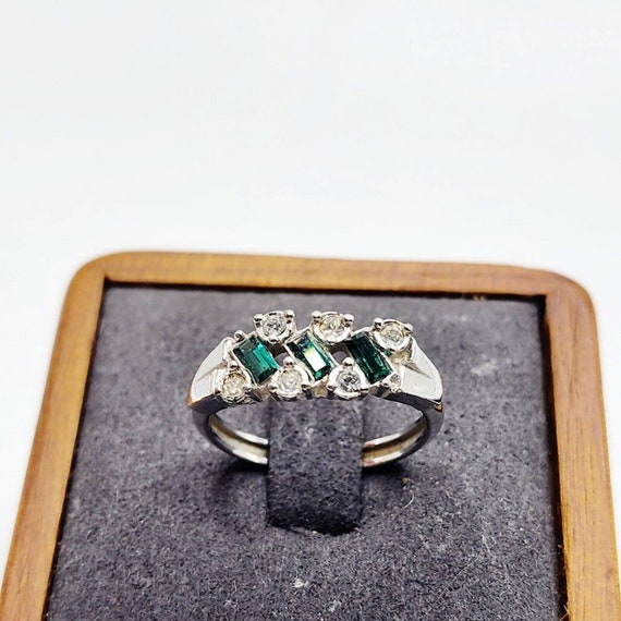 Vintage Avon Silver Toned Ring Emerald Green Glass Baguette