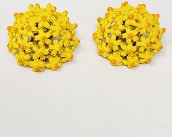 Pendientes vintage de los años 60, estilo Mod, de metal abovedado con esmalte amarillo y naranja, con clip y diseño de narcisos.