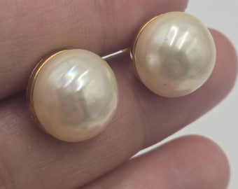 Pendientes vintage de clip con rosca, firmados por MARVELLA, con perlas de imitación brillantes y forma redonda.