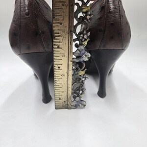 Y2K Donald Piliner bruine leren pumps met spitse neus en imitatie struisvogelreliëf maat 8 M afbeelding 5