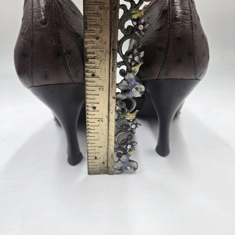 Y2K Donald Piliner bruine leren pumps met spitse neus en imitatie struisvogelreliëf maat 8 M afbeelding 5