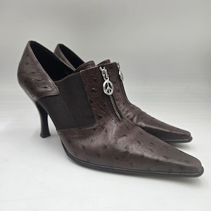 Y2K Donald Piliner bruine leren pumps met spitse neus en imitatie struisvogelreliëf maat 8 M afbeelding 1