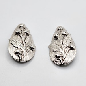 Pendientes de clip vintage en tono plateado con diseño floral de bayas en forma de lágrima de Whiting & Davis
