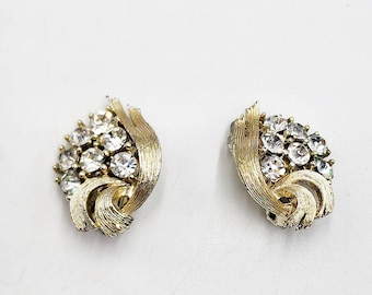 Brincos de pressão vintage assinados pela LISNER, com strass brilhantes e detalhes em tom dourado, estilo meados do século XX.