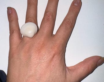 Anello fatto a mano con conchiglia bianca, fascia regolabile in acciaio inossidabile color oro