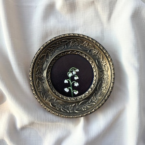 Maiglöckchen Ölgemälde in rundem gerahmtem, Vintage-Looking-Regaldekor, kleines Wildblumen-Kunstwerk, gotisches Bauernhaus-Kunstdekor
