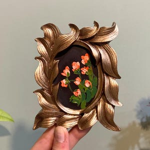 Vintages kleines goldenes Efeu gerahmtes Ölgemälde texturierte orange Tulpe, wilde Feldblumen Handzeichnung, antike kleine Kunst, gotische Hausdekor
