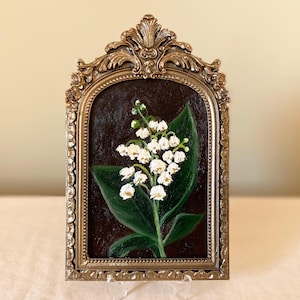 Maiglöckchen Ölgemälde in gewölbtem gerahmtem, handgemaltem Dekor im Vintage-Look, kleine Wildblumenkunstwerk, gotisches Bauernhauskunstdekor