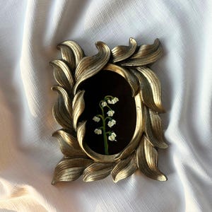 Lilie Stillleben, wenig Vintage gerahmt, Ölgemälde Galerie Wandkunst, Wilde Feldblume, stimmungsvolle Blumenkunst, Dark Academia Art, Barockrahmen